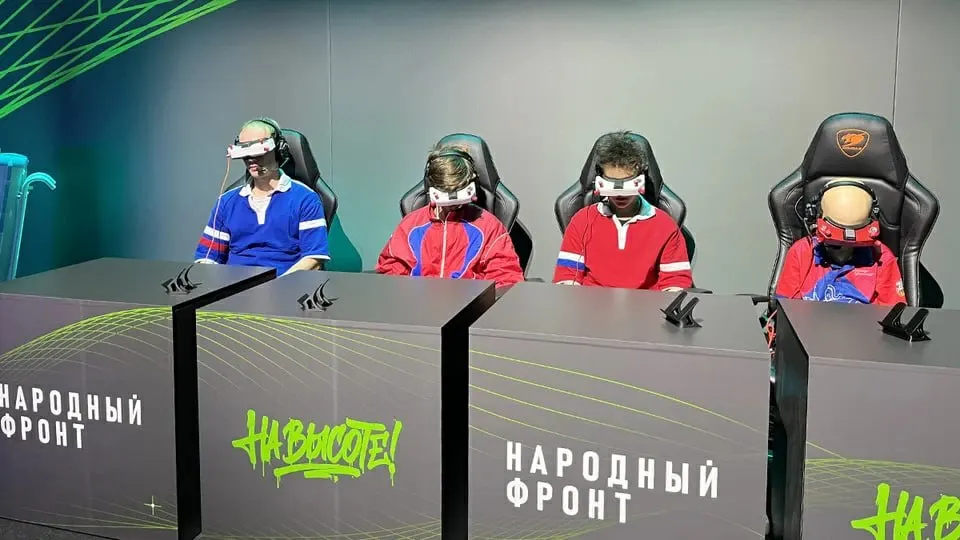 В пилотном запуске запущен новый норматив ГТО по управлению беспилотниками; в шести регионах стартуют дрон-классы, по плану в 70 регионах будут обучать школьников и студентов пилотированию, программированию и ремонту БПЛА.