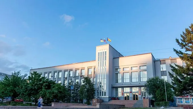 Прокуратура потребовала ликвидировать несанкционированную свалку площадью около футбольного поля; суд принял сторону прокуратуры, администрация обжаловала решение. Разбираются вопросы финансирования и ответственности.