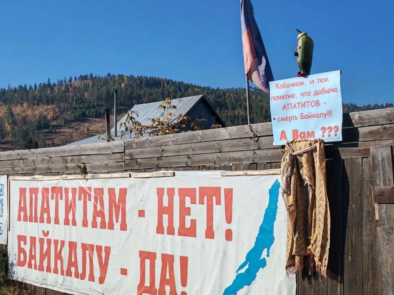 Жители села Ошурково Иволгинского района Бурятии провели акцию против добычи апатитов компанией АпатитАгро, выражая тревогу по поводу загрязнения Байкала и окружающей среды.