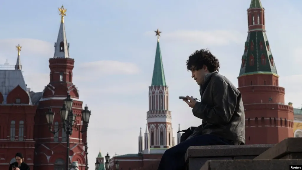Роскомнадзор предложил законопроект об идентификации детей в социальных сетях и сокращении времени их онлайн-пребывания. Предлагаются возрастная идентификация и ограничение доступа к запрещённому контенту.