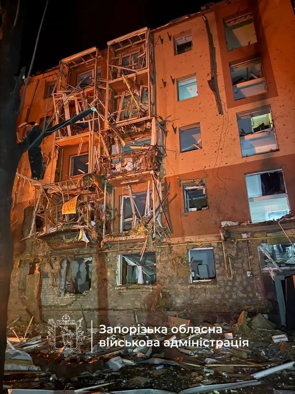 За ночь беспилотники достигли нескольких регионов, Рязанский НПЗ остановил часть производственной линии; вынесен приговор по призывам к терроризму. Также обсуждаются санкции и события на мировой арене.